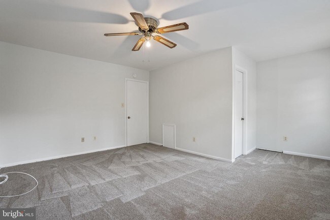 Building Photo - 8032 Lakecrest Dr