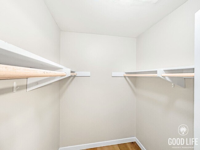 Building Photo - Beautiful 2BD/2BA w/ Reserved Parking and A/C in College Area!