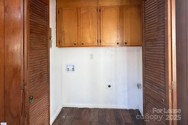 Building Photo - 6126 Cherrycrest Ln