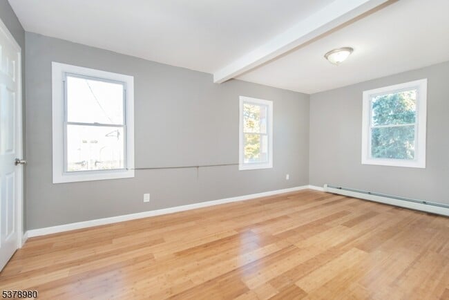 Building Photo - 581 E 18th St