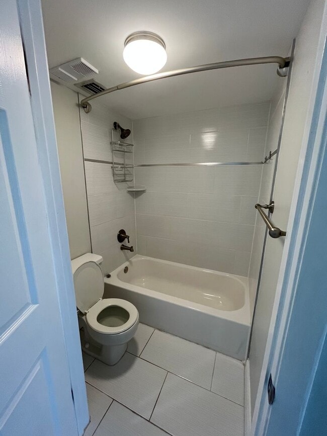 Building Photo - ONE BEDROOM ONE BATHROOM with FULL LAKE VIEW!