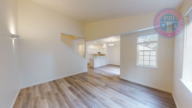 Building Photo - Updated Beatiful Townhome! Large open Kitc...