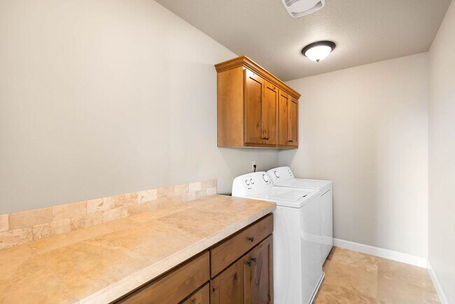 Building Photo - Beautiful Gated Fisher’s Landing Townhome with 4 Bedrooms, Gas Fireplace & Central AC