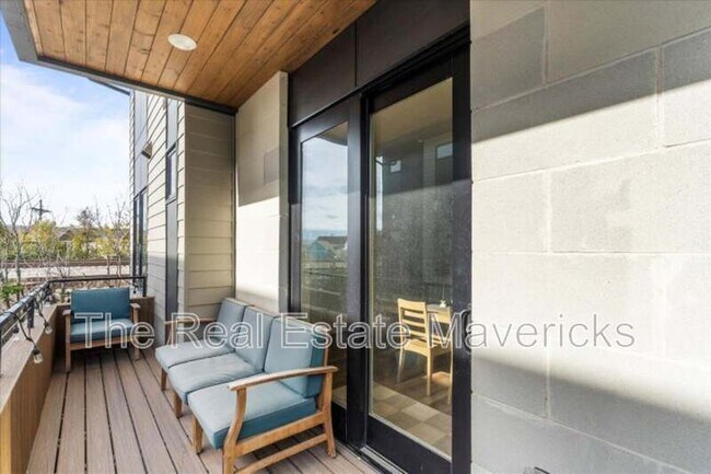 Building Photo - 821 Burnside Pl