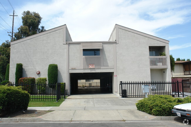 Building Photo - 1201 Blossom Hill Apartments