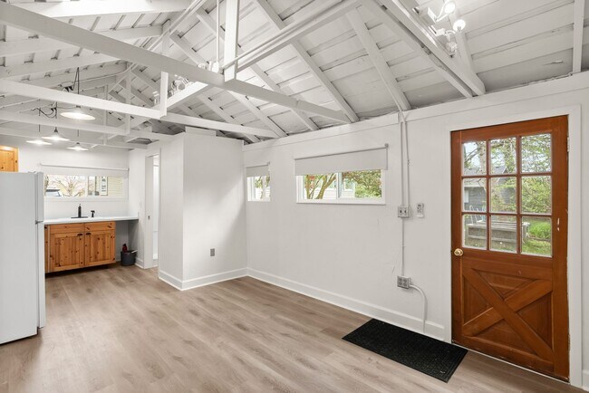 Building Photo - Cozy Studio in West Linn