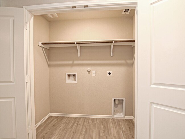 Building Photo - BEAUTIFUL 4BR/2BA - 1627 SF - WATERWHEEL!