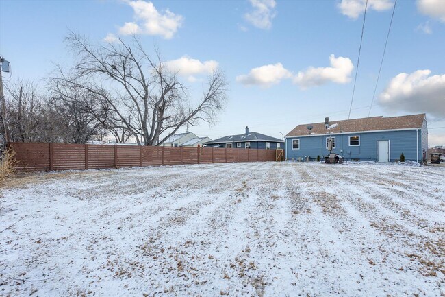 Building Photo - Gorgeous 2 bedroom 1 bathroom house!