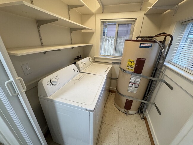 Building Photo - 3 Bedroom Home in SW Portland *Rent Special Read below*