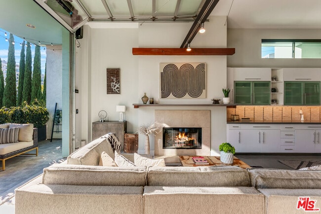 Building Photo - 1152 N La Cienega Blvd