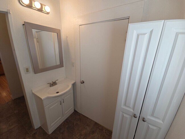 Building Photo - Beautiful 2 bedroom home with large detatched garage