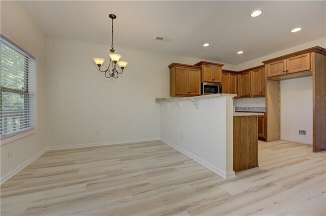 Building Photo - 605 Summit Pt