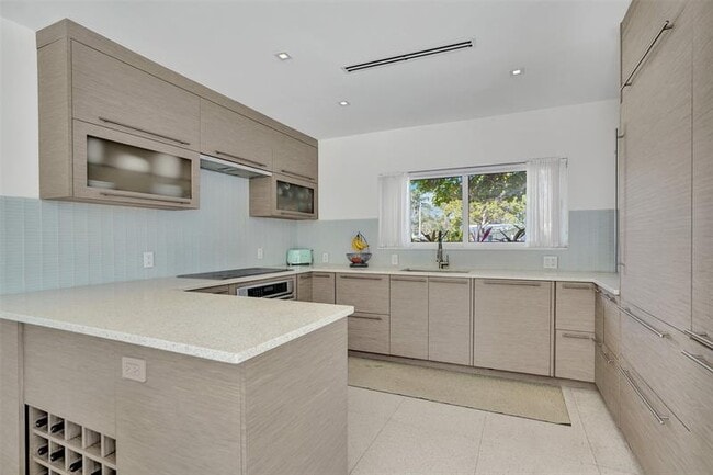 Building Photo - 2514 Yacht Club Blvd