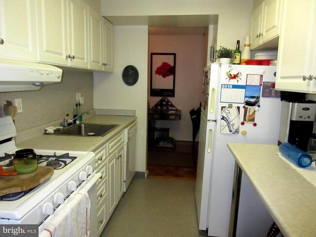 Building Photo - 604 S Washington Square