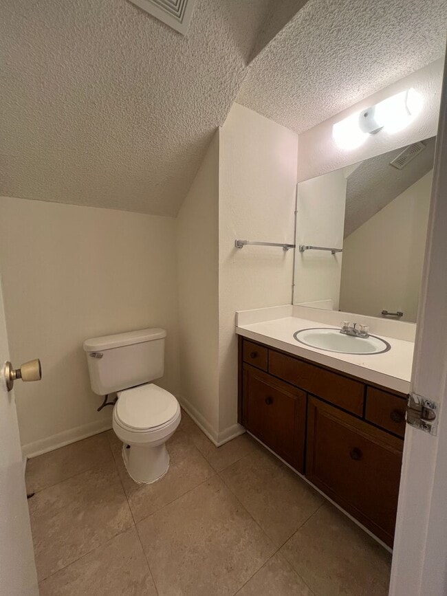 Building Photo - Townhome