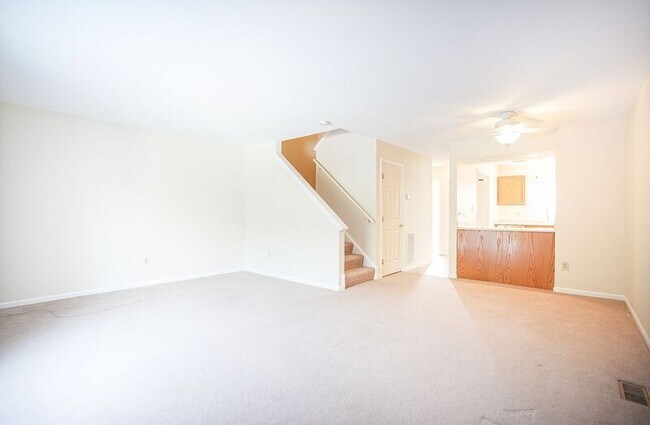 Building Photo - 10 Oak Ridge Dr