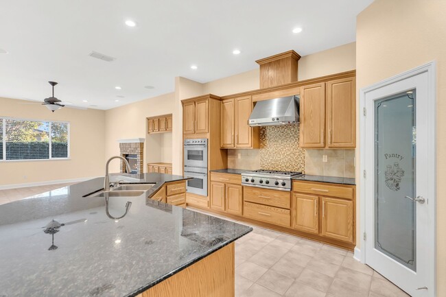 Building Photo - Gorgeous Single Story Home with a Sparklin...