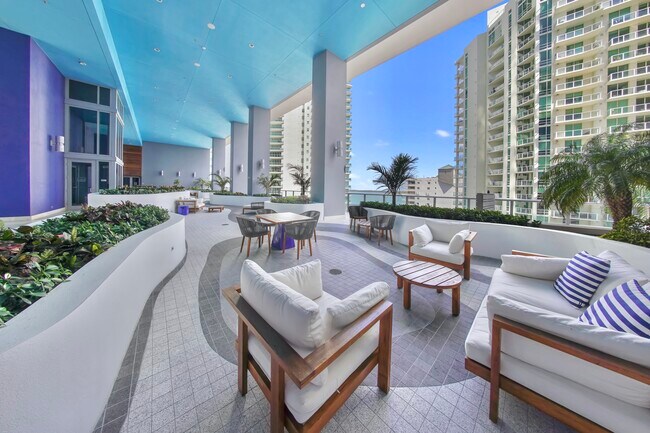 Building Photo - 1300 Brickell Bay Dr