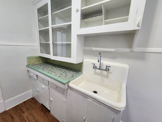 Building Photo - MonARLi 12-Plex