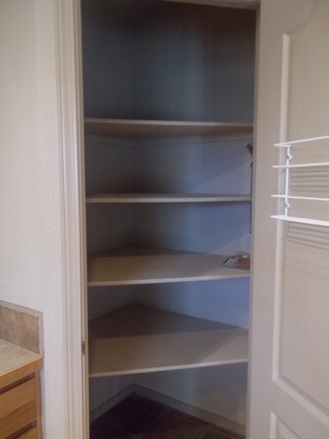 Building Photo - Beautiful home close to HAFB and town.