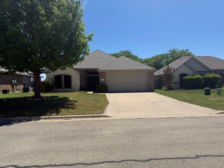 Building Photo - 1123 Neuberry Cliffe