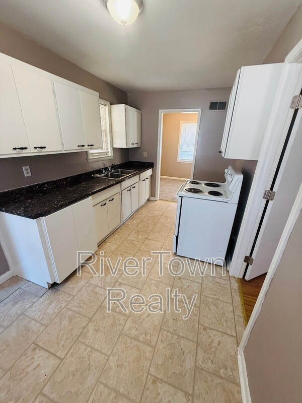 Building Photo - 4866 Berrydale Ave