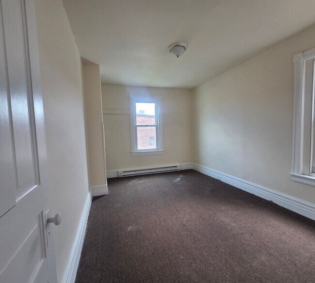 Building Photo - 5 Bedroom House For Rent