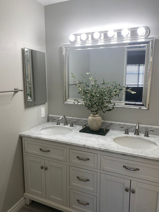 Building Photo - 2 bed, 2 bath upgraded unit with community...