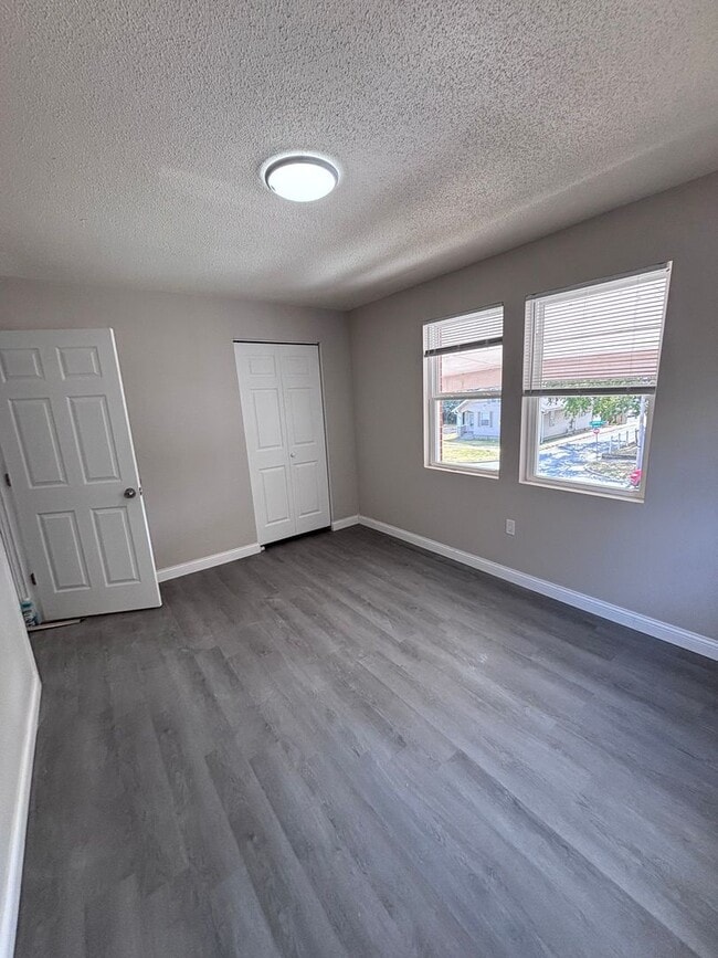 Building Photo - Newly Renovated 2 Bed 1.5 Bath