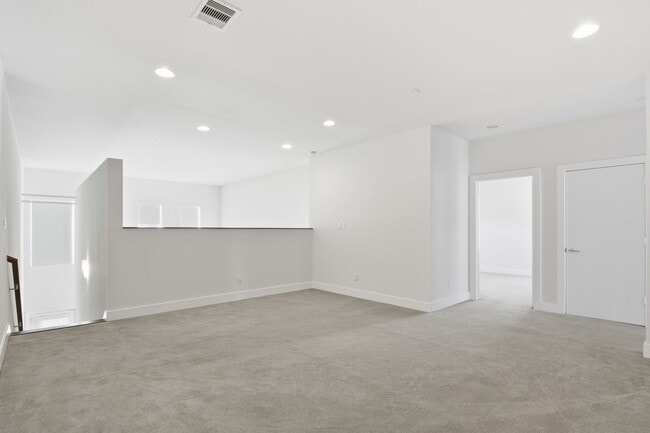 Building Photo - 5519 Paraiso Pl