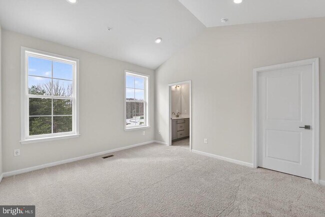 Building Photo - 2914 Lewis and Clark Ave