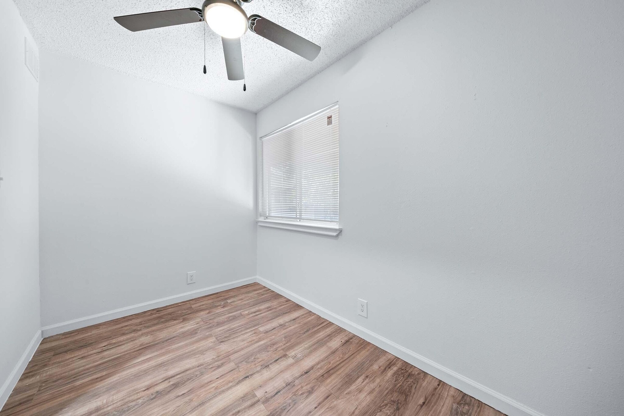 Building Photo - 9008 Galewood Dr