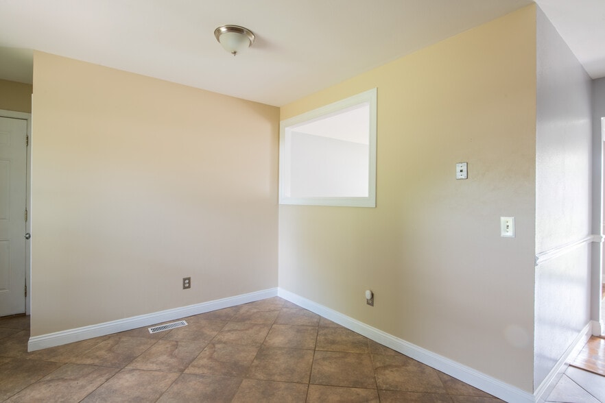 Building Photo - 1449 Coachway Ln