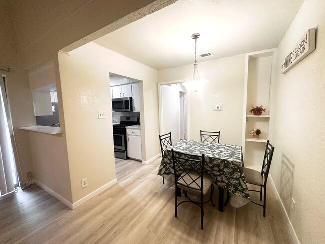 Building Photo - 2 bed 1 bath on Emerald Forest