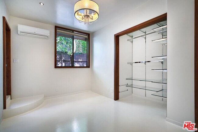 Building Photo - 201 S Larchmont Blvd