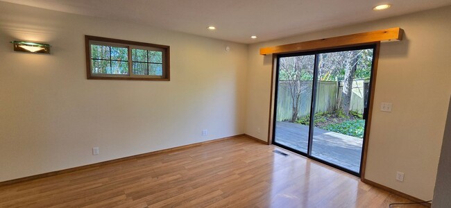 Building Photo - 5 Bedroom Home Close to University of Oregon