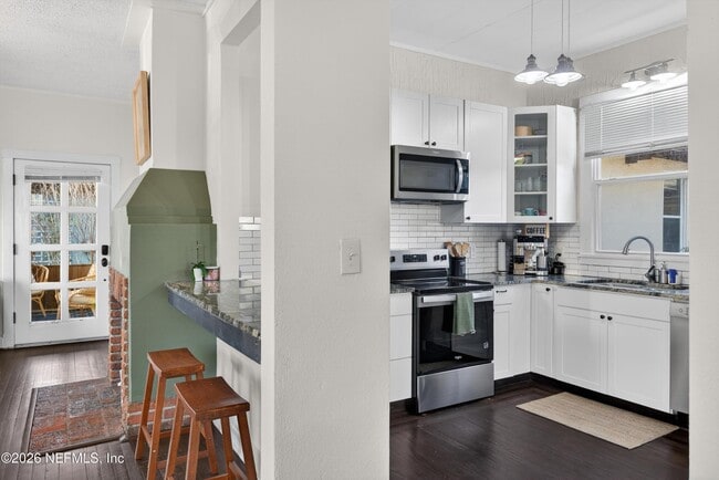 Building Photo - 1903 Dewey Pl