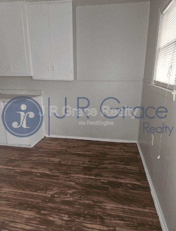 Building Photo - 602 E Navarro St