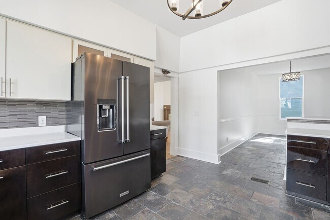 Building Photo - Beautiful Victorian Home for Lease in the Heart of Savannah