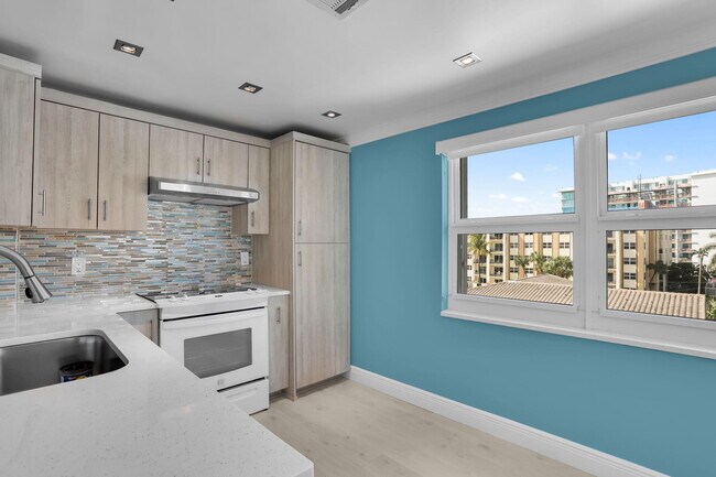Building Photo - 405 N Ocean Blvd