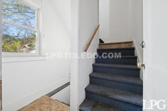 Building Photo - 4017 Overland Pkwy