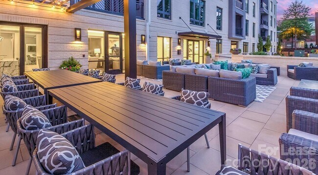 Building Photo - 2426 Vail Ave