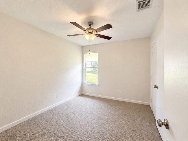 Building Photo - 1711 Dixon Ln