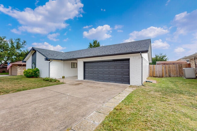 Building Photo - 2116 Northmoor Dr