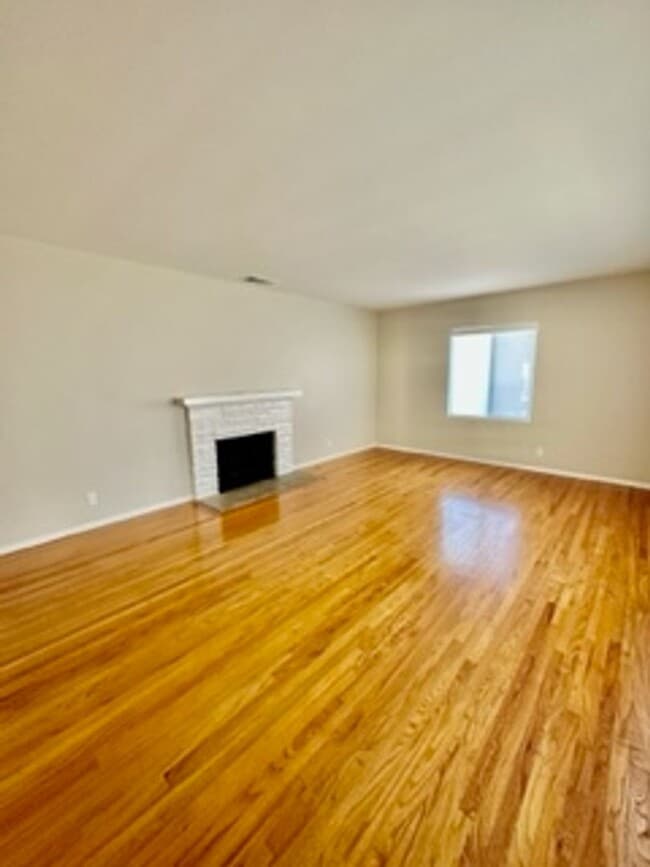 Building Photo - Beautiful Home in a Lovely Neighborhood! Available Spacious 2 Bedroom and Two Bathroom!