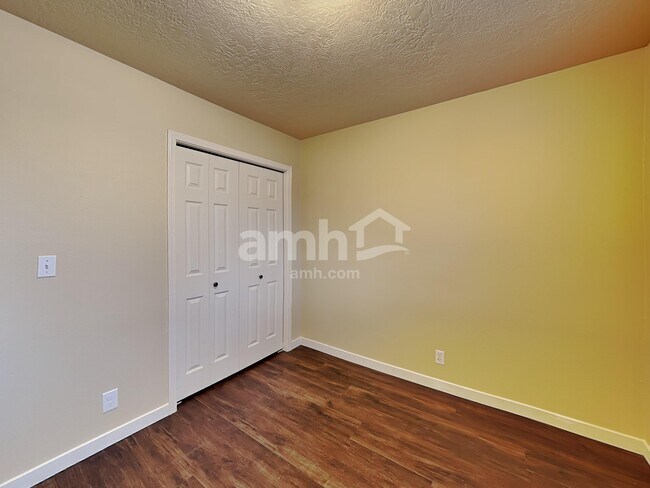 Building Photo - 4707 Oxbow Ave