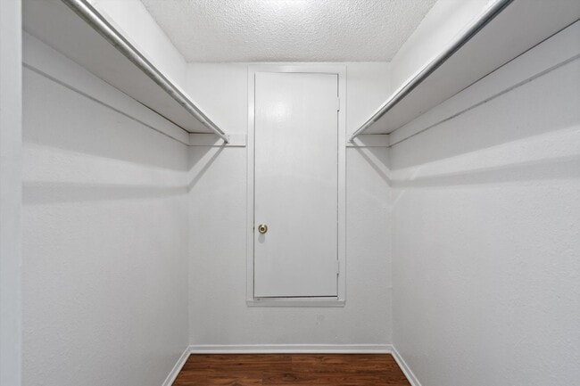 Building Photo - 205 5th St
