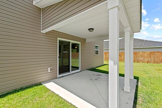 Building Photo - $500 off 1st Month's Rent! Convenience to Camp Lejeune!