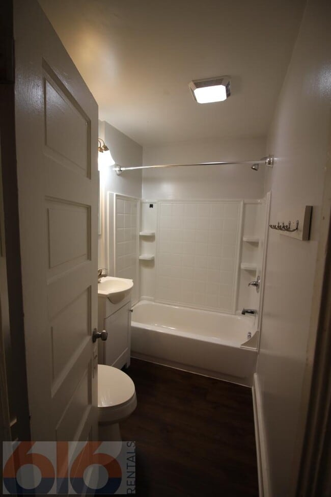 Building Photo - 243 Valley Ave NW