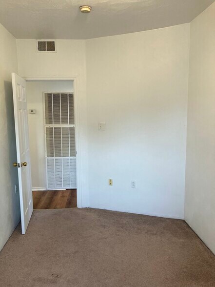 Building Photo - 5819 Bartlett St